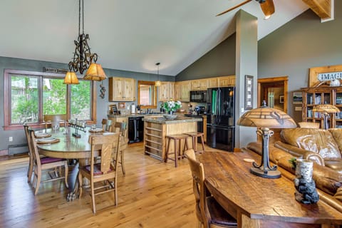 Open-Concept Grand Room | Single-Story Cabin (Lower Level Locked-Off)