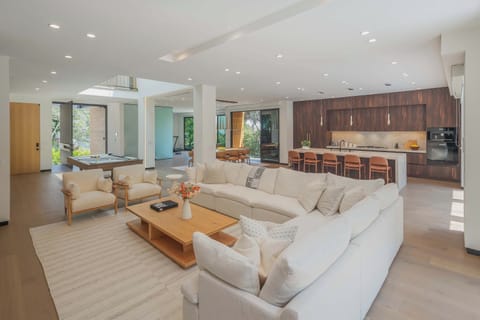 Villa Alfi: 'White Lotus Style' estate in prime Hollywood Hills.