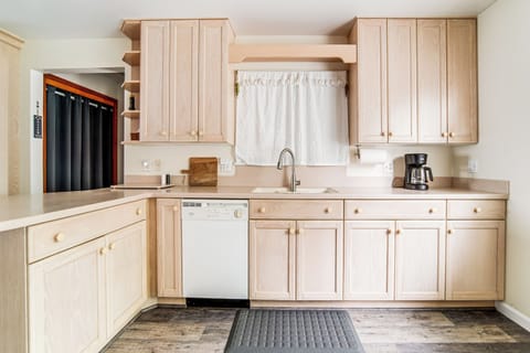 Kitchen | Cooking Basics & Spices | Drip Coffee Maker | Washer & Dryer