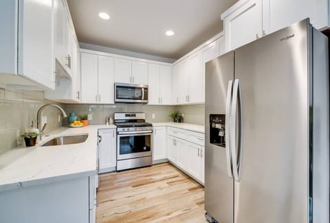 Open concept living area (kitchen)