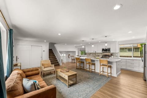 Spacious, open floor plan with plenty of seating