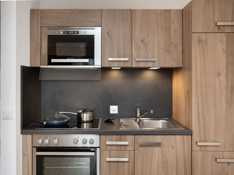 Kitchen Appliance, Kitchen, Major Appliance, Cabinetry, Home Appliance, Countertop, Furniture, Stove, Kitchen Stove, Drawer