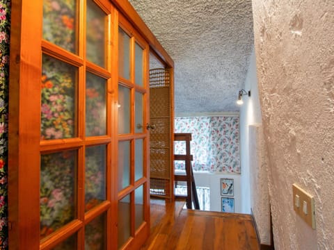 Wall, Wood, Interior Design, Flooring, Ceiling, Floor, Lighting, Wood Stain, Room, Hardwood