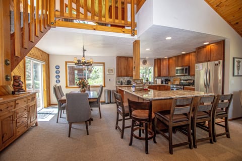 Eagle Pines - Kitchen and Dining Area