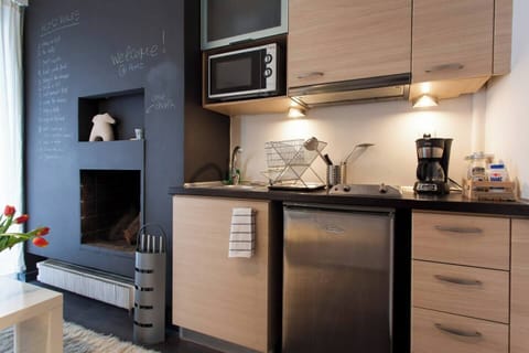 Kitchenette & fireplace