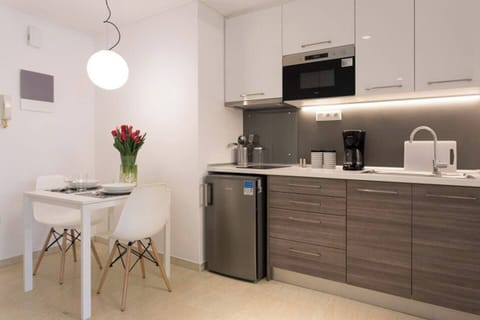 Dining table & kitchen