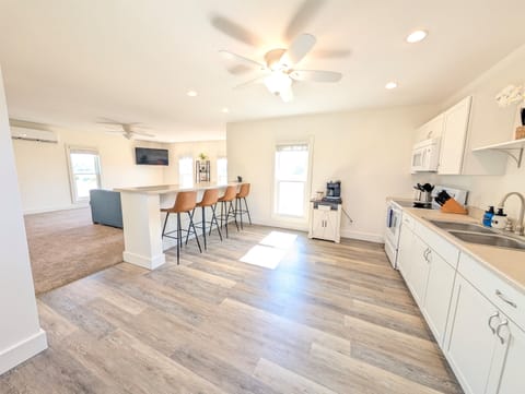 Kitchen space with everything you need to make homemade meals in the apartment or enjoy takeout at the eat-in countertop