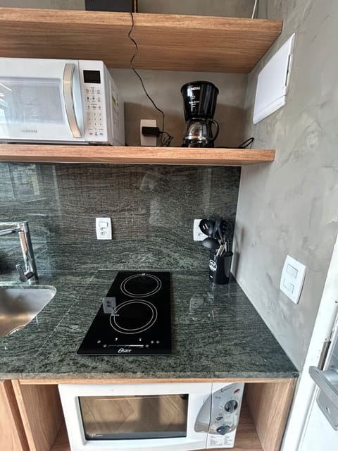 Induction stove, electric grill oven, microwave, sandwich maker, drinkable filtered water, mini-refrigerator, new kitchenware.