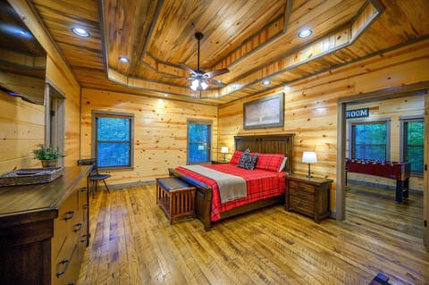 Bedroom 3 with king bed, Smart TV, and ensuite 