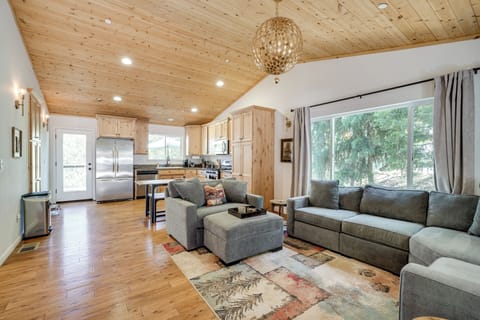 Living Room | Free WiFi | Central Heating & Air Conditioning