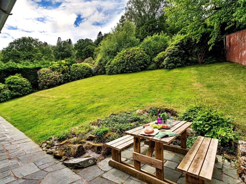 Grass, Garden, Furniture, Shrub, Landscape, Outdoor Furniture, Outdoor Bench, Plant Community, Land Lot