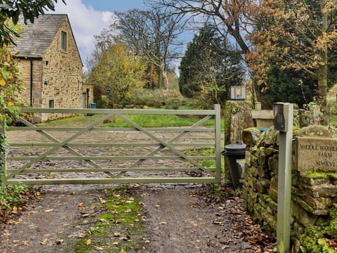 Shade, Mountain Range, Outdoor Structure, Eco Hotel, Deck, Outdoor Furniture, Garden, Chair, Landscaping, Hardwood