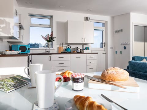 Shade, Mountain Range, Outdoor Structure, Eco Hotel, Deck, Outdoor Furniture, Garden, Chair, Landscaping, Hardwood