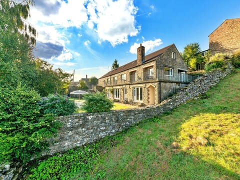 Shade, Mountain Range, Outdoor Structure, Eco Hotel, Deck, Outdoor Furniture, Garden, Chair, Landscaping, Hardwood