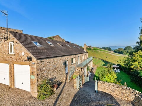 Shade, Mountain Range, Outdoor Structure, Eco Hotel, Deck, Outdoor Furniture, Garden, Chair, Landscaping, Hardwood