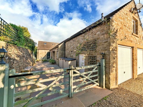Shade, Mountain Range, Outdoor Structure, Eco Hotel, Deck, Outdoor Furniture, Garden, Chair, Landscaping, Hardwood