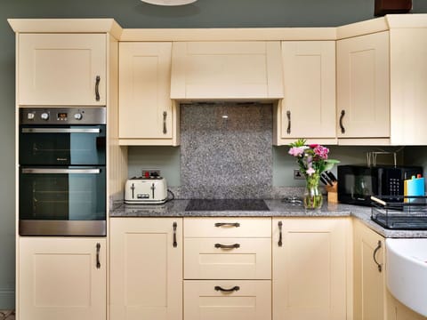 Shade, Mountain Range, Outdoor Structure, Eco Hotel, Deck, Outdoor Furniture, Garden, Chair, Landscaping, Hardwood