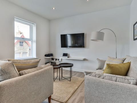 Shade, Mountain Range, Outdoor Structure, Eco Hotel, Deck, Outdoor Furniture, Garden, Chair, Landscaping, Hardwood