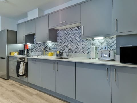 Shade, Mountain Range, Outdoor Structure, Eco Hotel, Deck, Outdoor Furniture, Garden, Chair, Landscaping, Hardwood