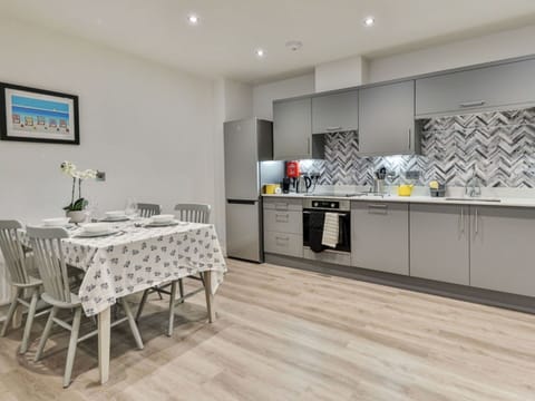 Shade, Mountain Range, Outdoor Structure, Eco Hotel, Deck, Outdoor Furniture, Garden, Chair, Landscaping, Hardwood