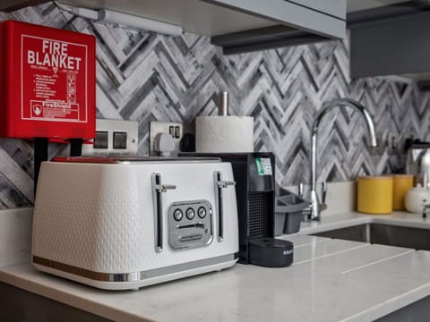 Shade, Mountain Range, Outdoor Structure, Eco Hotel, Deck, Outdoor Furniture, Garden, Chair, Landscaping, Hardwood