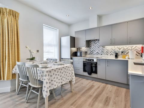 Shade, Mountain Range, Outdoor Structure, Eco Hotel, Deck, Outdoor Furniture, Garden, Chair, Landscaping, Hardwood