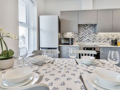 Shade, Mountain Range, Outdoor Structure, Eco Hotel, Deck, Outdoor Furniture, Garden, Chair, Landscaping, Hardwood