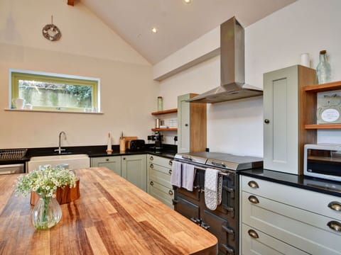 Shade, Mountain Range, Outdoor Structure, Eco Hotel, Deck, Outdoor Furniture, Garden, Chair, Landscaping, Hardwood