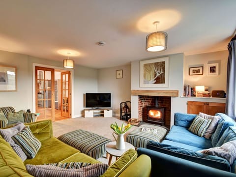 Shade, Mountain Range, Outdoor Structure, Eco Hotel, Deck, Outdoor Furniture, Garden, Chair, Landscaping, Hardwood