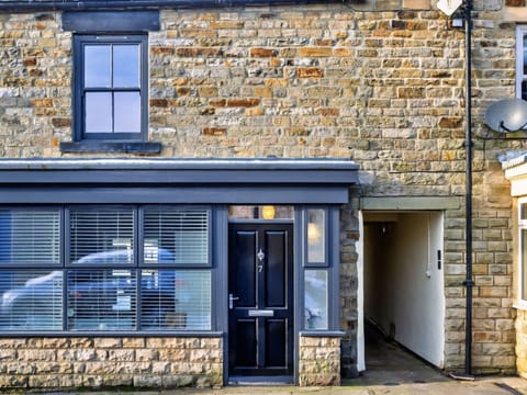 Shade, Mountain Range, Outdoor Structure, Eco Hotel, Deck, Outdoor Furniture, Garden, Chair, Landscaping, Hardwood
