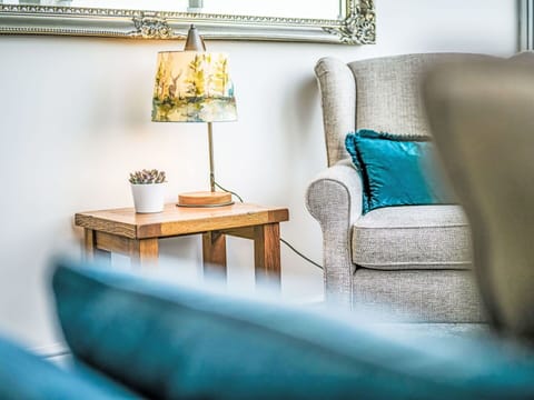 Daytime, Building, Window, Facade, Apartment, Urban Design, Condominium, Mixed-Use