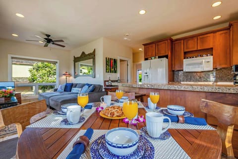 Gorgeous cottage dining area and full kitchen! (1)
