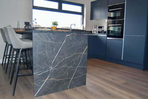 Kitchen breakfast bar