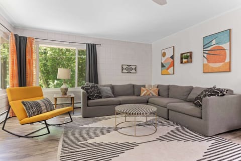 Tastefully decorated with whimsy and joy, Forestville Oasis is your Russian River destination. 