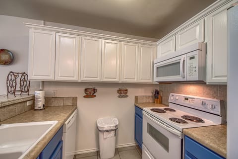 Fully Equipped Kitchen with all your cooking essentials!