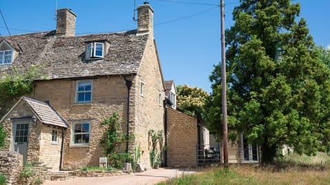 Just outside the bustling heart of Charlbury is Inglenook Cottage