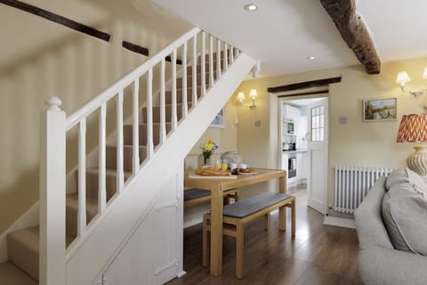 Appletree Cottage Dining Area - StayCotswold