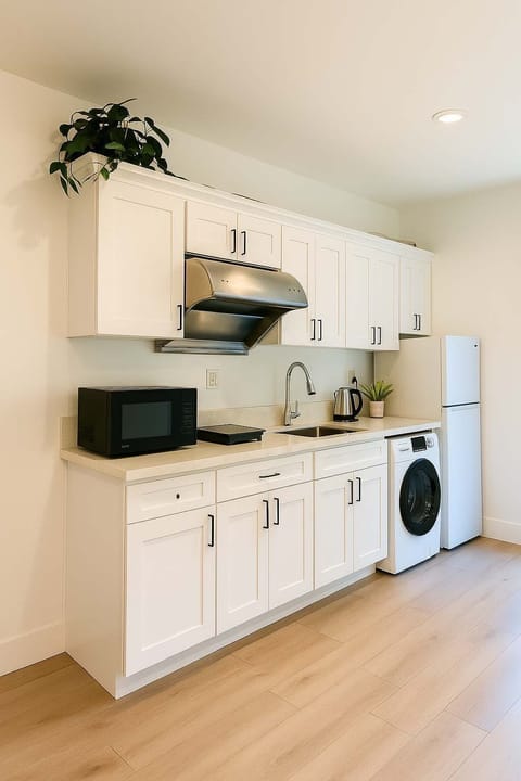Space-saving kitchen with laundry access