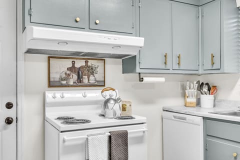 Kitchen & Dining | Full Appliances | Breakfast Bar & Dining Table