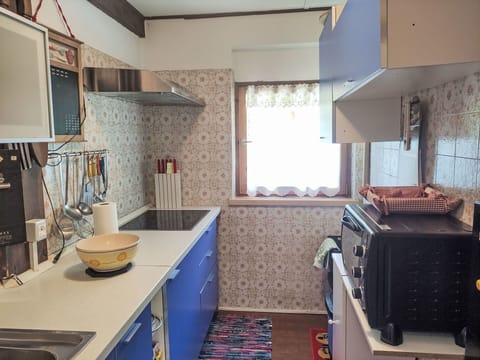 Kitchen Appliance, Major Appliance, Kitchen, Wood, Interior Design, Flooring, Countertop, Kitchen Stove, Cabinetry, Room