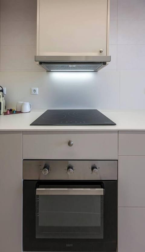 Kitchen with washer and ample storage. (3)