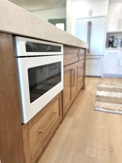 Cafe' push button microwave