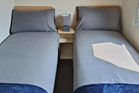 Bedroom with 2 single beds and wardrobe