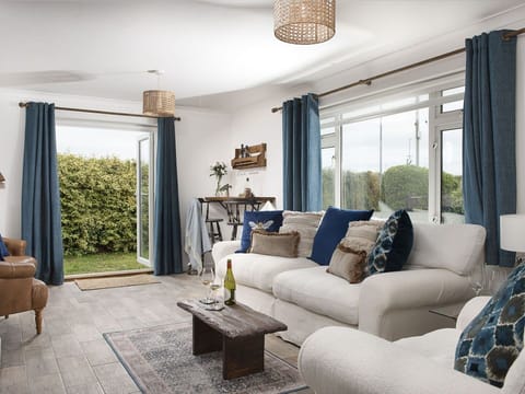 Furniture, Interior Design, Couch, Wall, Flooring, Living Room, Room, Wood, Floor, Ceiling