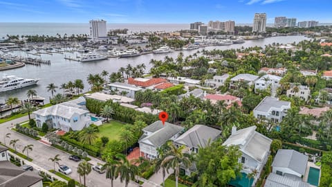 Stay steps from yachts and waterfront mansions in Fort Lauderdale’s most exclusive neighborhood. Perfect for families seeking a stress-free vacation close to the beach, dining, and marinas. #FortLauderdaleRental #LuxuryStay #FamilyVacation