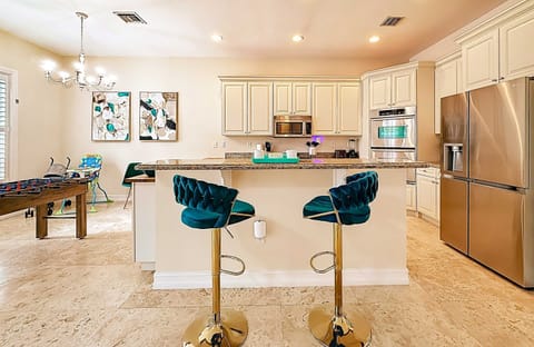 A bright, open kitchen with modern appliances and a welcoming island for casual seating and conversation.
#ModernKitchen #VacationRental #AirbnbStay #FamilyTravel #HomeAwayFromHome #LasOlasStay