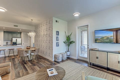 Living area with Smart TV and sofa sleeper 