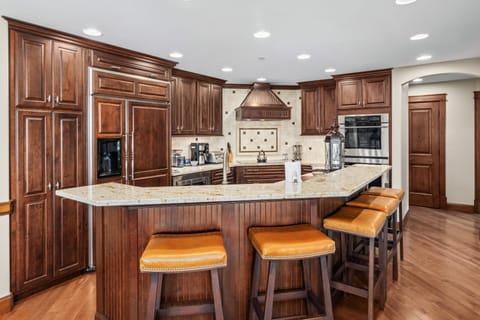 Kitchen Island seating for 5 people