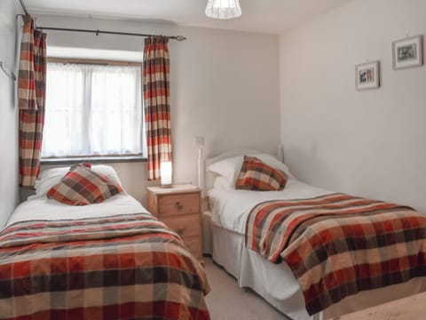 Twin bedroom | Rose - Tregolls Farm Cottages, St Breock