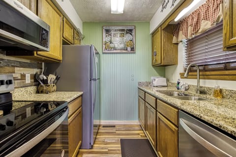 Cabin with a View in the Smoky Mountains "Heavenly Gaze" - Fully furnished kitchen